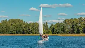 Jezioro Kisajno pełne jachtów, trwa żeglarski wrzesień 2025 - zdjęcie 31