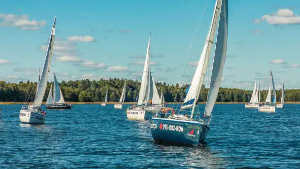 Jezioro Kisajno pełne jachtów, trwa żeglarski wrzesień 2025