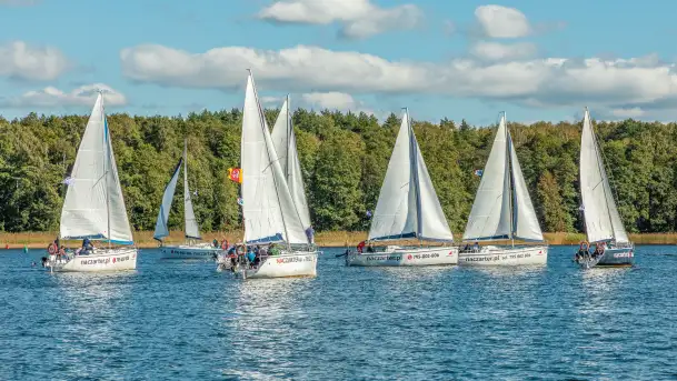 Jezioro Kisajno pełne jachtów, trwa żeglarski wrzesień 2025 - zdjęcie 2