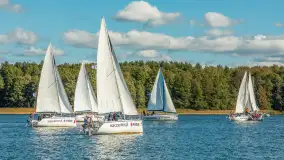 Jezioro Kisajno pełne jachtów, trwa żeglarski wrzesień 2025 - zdjęcie 43