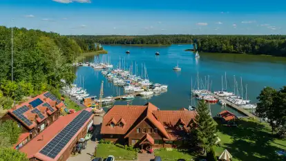 Pod Dębem nad jeziorem Nidzkim z lotu ptaka, sierpień 2025 r.