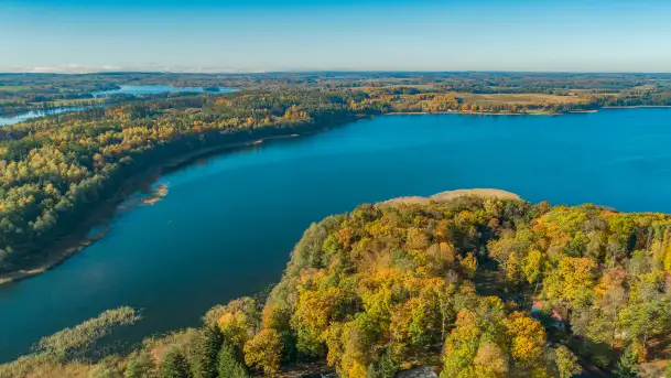 Jesień nad jeziorem Kisajno w Pięknej Górze, październik 2025 r.
