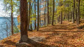 Jesień nad jeziorem Nidzkim, port i ośrodek Wodnik, Ruciane-Nida, październik 2025 r.