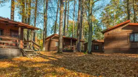 Jesień nad jeziorem Nidzkim, port i ośrodek Wodnik, Ruciane-Nida, październik 2025 r. - zdjęcie 31