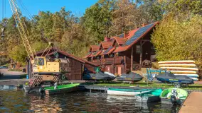 Jesienne kadry w porcie Pod Dębem, nad jeziorem Nidzkim, październik 2025 r. - zdjęcie 39