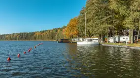 Jesienne kadry w porcie Pod Dębem, nad jeziorem Nidzkim, październik 2025 r. - zdjęcie 40