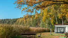 Jesienne kadry w porcie Pod Dębem, nad jeziorem Nidzkim, październik 2025 r. - zdjęcie 32