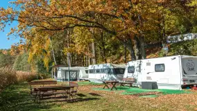 Jesienne kadry w porcie Pod Dębem, nad jeziorem Nidzkim, październik 2025 r. - zdjęcie 41