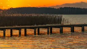 Zachód słońca nad jeziorem Bocznym w Rydzewie, listopad 2025 r. - zdjęcie 2