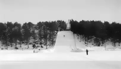 Zapomniana i już dziś nieistniejąca skocznia narciarska na Mazurach (rekonstrukcja AI)