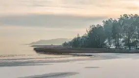 Niegocin skuty lodem w okowach zimowych mgieł, styczeń 2026  - zdjęcie 7