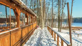 Wodnik nad jeziorem Nidzkim w zimowej scenerii, styczeń 2026 r. - zdjęcie 2