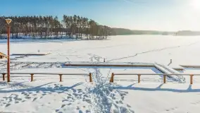 Wodnik nad jeziorem Nidzkim w zimowej scenerii, styczeń 2026 r. - zdjęcie 39