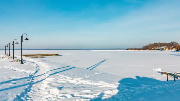 Marina Śniardwy i największe polskie jezioro w zimowej scenerii, styczeń 2026 r. - zdjęcie 9