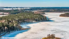 Jezioro Jędzelewo i Stare Juchy z lotu ptaka w zimowej scenerii, luty 2026 r. - zdjęcie 3
