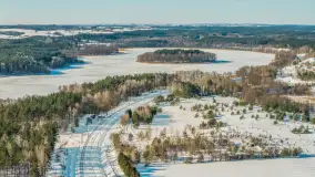 Jezioro Jędzelewo i Stare Juchy z lotu ptaka w zimowej scenerii, luty 2026 r. - zdjęcie 7