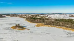 Jezioro Jędzelewo i Stare Juchy z lotu ptaka w zimowej scenerii, luty 2026 r.