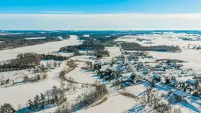 Wieś Sucholaski przy jeziorze Wydmińskim z zimowego lotu ptaka, luty 2026 r. - zdjęcie 1