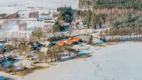 Wieś Sucholaski przy jeziorze Wydmińskim z zimowego lotu ptaka, luty 2026 r. - zdjęcie 14