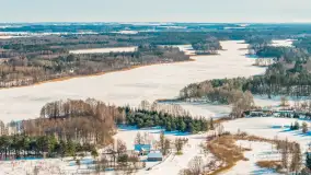 Wieś Sucholaski przy jeziorze Wydmińskim z zimowego lotu ptaka, luty 2026 r. - zdjęcie 10