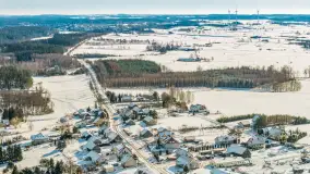 Wieś Sucholaski przy jeziorze Wydmińskim z zimowego lotu ptaka, luty 2026 r. - zdjęcie 17