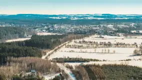 Wieś Sucholaski przy jeziorze Wydmińskim z zimowego lotu ptaka, luty 2026 r. - zdjęcie 40