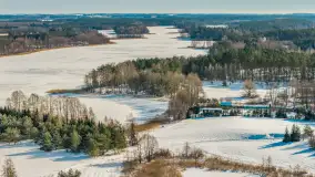 Wieś Sucholaski przy jeziorze Wydmińskim z zimowego lotu ptaka, luty 2026 r. - zdjęcie 22