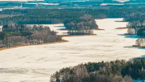 Wieś Sucholaski przy jeziorze Wydmińskim z zimowego lotu ptaka, luty 2026 r. - zdjęcie 36