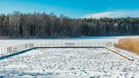 Zimowa wersja plaży w Starych Juchach, jezioro Jędzelewo - zdjęcie 9