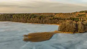 Przedwiośnie z drona nad jeziorem Ublik Mały, marzec 2026 r. - zdjęcie 17