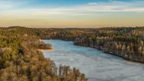 Przedwiośnie z drona nad jeziorem Ublik Mały, marzec 2026 r. - zdjęcie 3