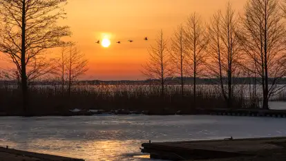 Zachód słońca nad jeziorem Mamry, port Rybaczówka Kal, marzec 2026 r.