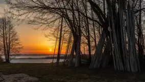 Zachód słońca nad jeziorem Mamry, port Rybaczówka Kal, marzec 2026 r. - zdjęcie 12