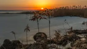 Zachód słońca nad jeziorem Mamry, port Rybaczówka Kal, marzec 2026 r. - zdjęcie 26