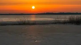 Zachód słońca nad jeziorem Mamry, port Rybaczówka Kal, marzec 2026 r. - zdjęcie 8