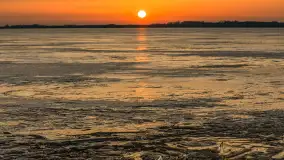 Zachód słońca nad jeziorem Mamry, port Rybaczówka Kal, marzec 2026 r. - zdjęcie 22