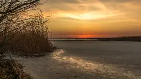 Zachód słońca nad jeziorem Mamry, port Rybaczówka Kal, marzec 2026 r. - zdjęcie 31