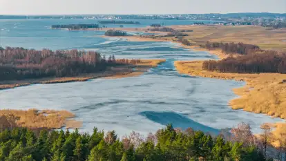 Jeziora Niegocin, Niałk Duży i Mały oraz Wojnowo u progu wiosny, z lotu ptaka