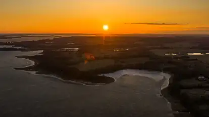 Zachód słońca nad wsią i jeziorem Stręgiel, marzec 2026 r.