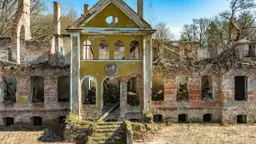 Ruiny pałacu w Mieduniszkach Wielkich, marzec 2026 r.