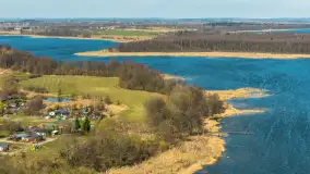 Port i wieś Popielno na wiosennych kadrach z drona, kwiecień 2026 r. - zdjęcie 4