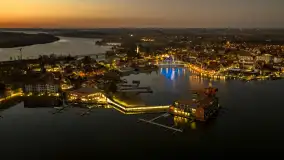 Końcówka dnia w Mikołajkach z drona, kwiecień 2026 r. - zdjęcie 14