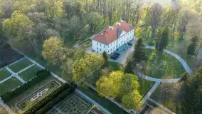 Pałac w Nakomiadach z lotu ptaka, kwiecień 2026 r.