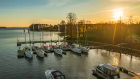 Przystań Nautica i kwietniowy zachód słońca z drona - zdjęcie 11