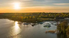 Przystań Nautica i kwietniowy zachód słońca z drona - zdjęcie 32