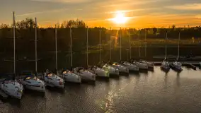 Przystań Nautica i kwietniowy zachód słońca z drona - zdjęcie 9