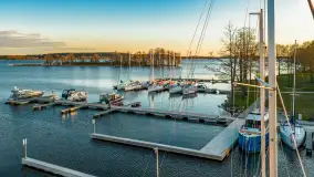 Przystań Nautica i kwietniowy zachód słońca z drona - zdjęcie 5