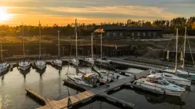 Przystań Nautica i kwietniowy zachód słońca z drona - zdjęcie 15