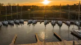 Przystań Nautica i kwietniowy zachód słońca z drona - zdjęcie 13