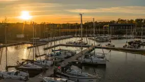 Przystań Nautica i kwietniowy zachód słońca z drona - zdjęcie 34